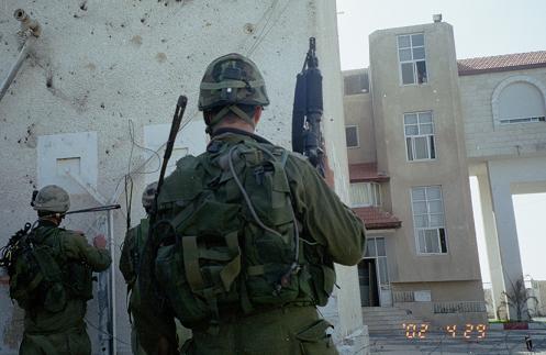 l-militari-israelieni-la-arafat-roncea.jpg